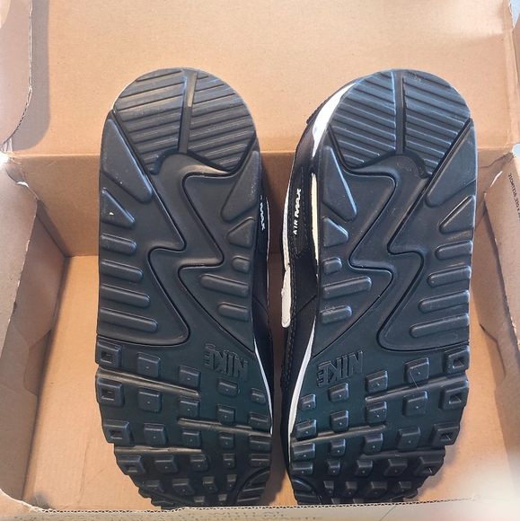 New Woman's 7 Nike Air MAX 90 shoes. - Picture 7 of 9